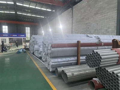 Píopaí Cruach Carbóin Réidh Le Loingsiú Go UAE
